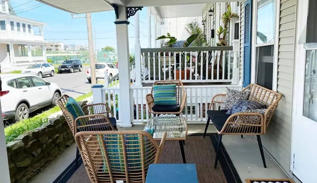 THE VICTORIA & ALBERT. Perfect for Groups - 5 patios, BBQ, 10 Beach Passes.
