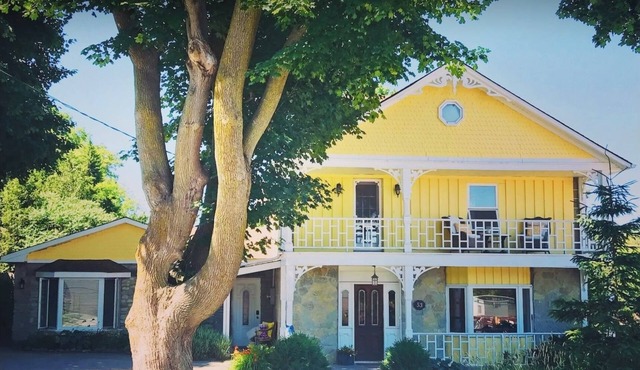 THE VICTORIA: Grand AppartementnLocated in the heart of Elora!
