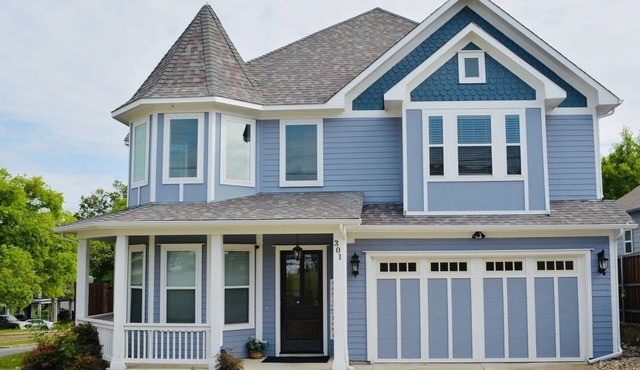 The Victorian-2 Min Walk to Historic Downtown McKinney + Game Room