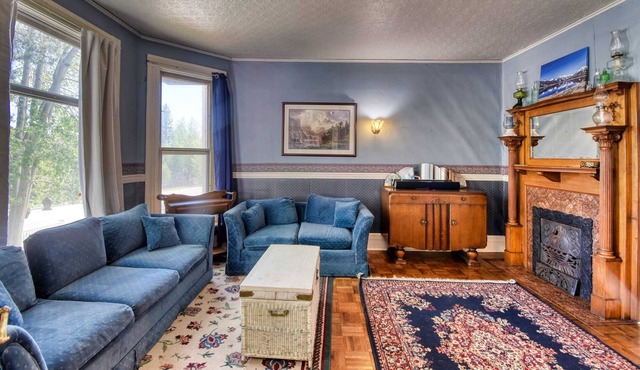 The Victorian Aspen Grove- 2bd w/ Sauna & Gym