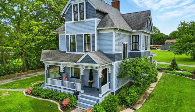 The Victorian House - Four Bedrooms - Two Bathrooms -