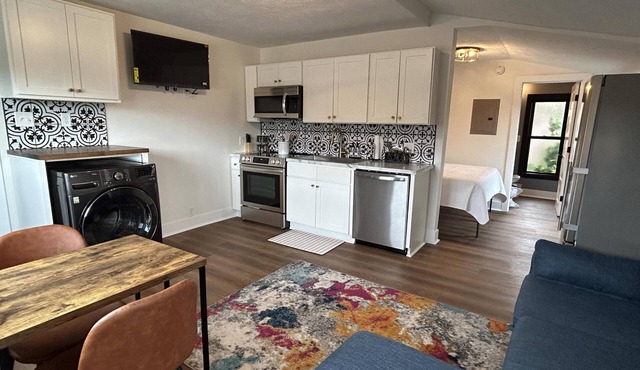 The Victorian Queen Getaway – Walkable, Washer/Dryer, Downtown Charm