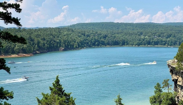 The View at GFL - Panoramic Views - Lakefront - Waterfall - Beach - Hike - Relax