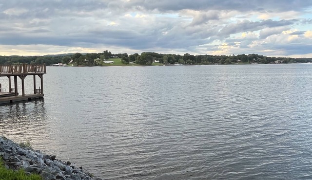 “The View” Lake Front Cottage w/Hot tub
