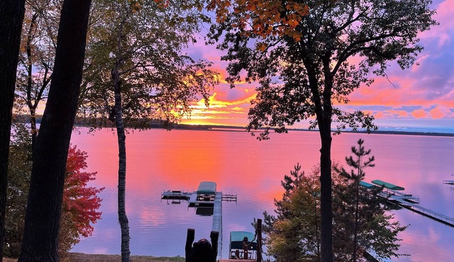 “The View on Gull” Spacious 4-bedroom plus loft house with 100’ on Gull Lake