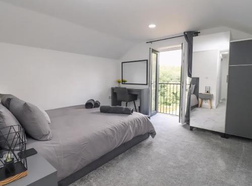 The View - Peaceful Duplex Apartment with Views, Parking & Wifi