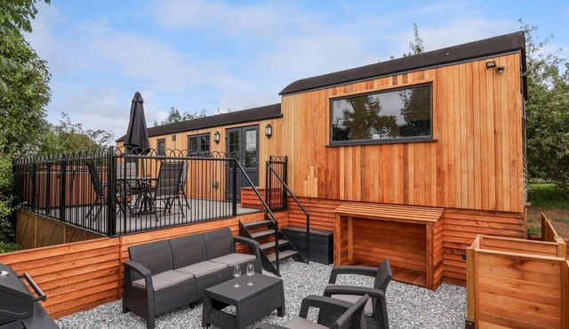 THE VIEW, pet friendly, with hot tub in Bangor-On-Dee