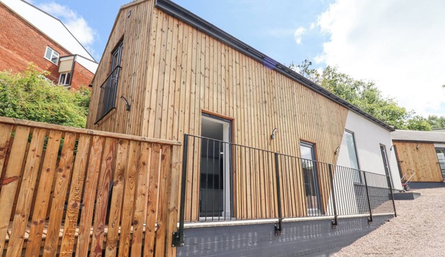 THE VIEW, romantic, with a garden in Hartshill