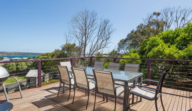 The Views - Beautiful spacious pet friendly home next to the ocean.