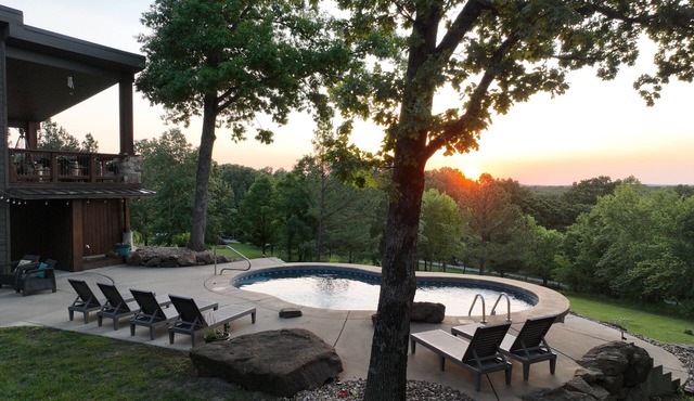 THE VIEWS! Minutes from Garden of the Gods, Shawnee with Highland cows & a pool!