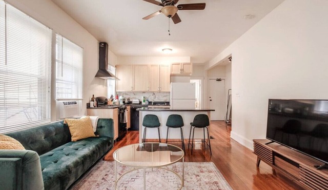 The Villa Emerald 1B Walk to Downtown Covington