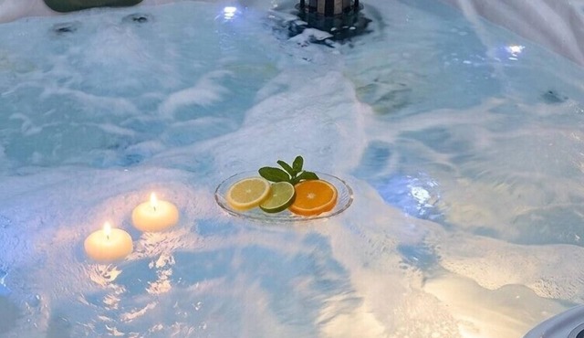 The Villa of the Vines: Pool & Jacuzzi