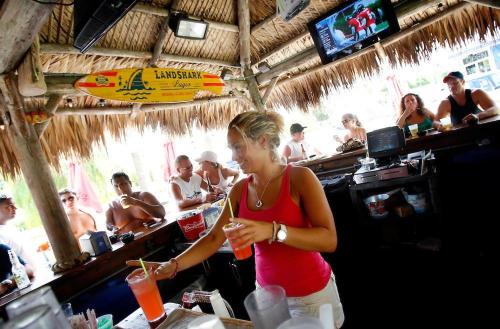 The Village Breeze II - White-sand, Pool, Beaches, Daiquiris, Seafood!