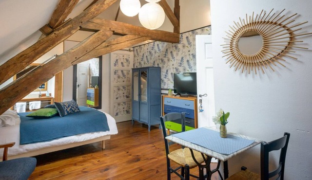 The Village CHAMBER PETITE