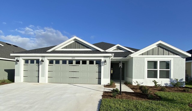 The Villages 3 bed/3 Kings, Private, Coastal decor, 1 min to Rec cntr & Pickleba