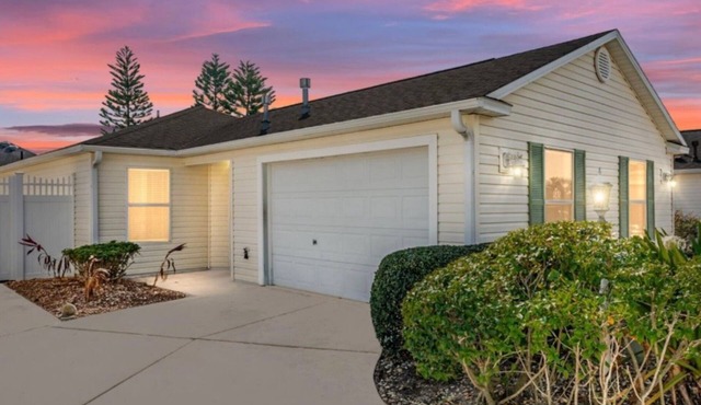 The Villages FL. Courtyard, Villa House, Golf Cart, Dogs Welcome, Fenced Yard.