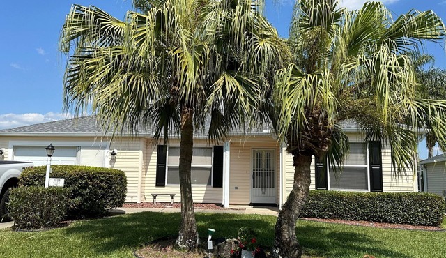 The Villages FL Community w/Elec. Golf Cart. Restaurants, Shopping & Hospitals.