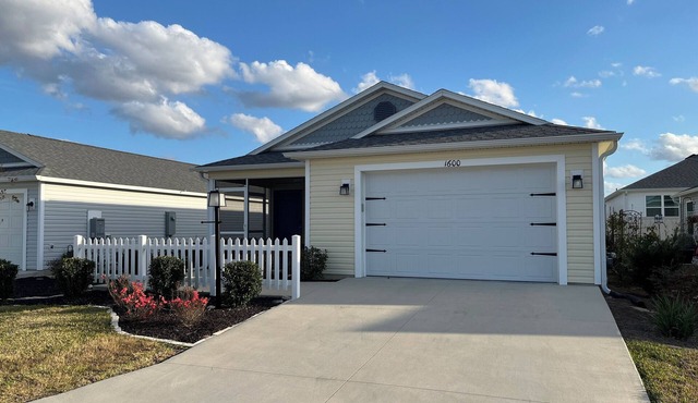 The Villages Florida - Cozy 2 Bedroom 2 Bath villa in Village of Lake Denham!