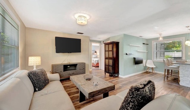 The Villas at Madeira 1, Walk 2 Beach + Johns Pass