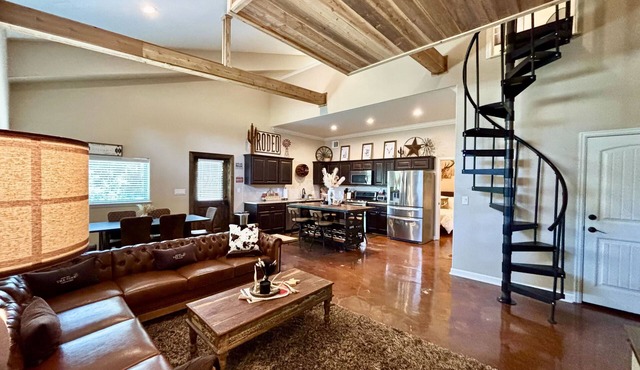 The Vine - Modern, Rustic Barndominium on Vineyard with Private Lake, Sleeps 10
