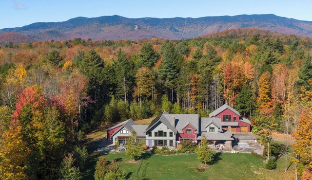 The Vines - 6000 sq. ft. Luxury Estate with Hot Tub & Mountain Views