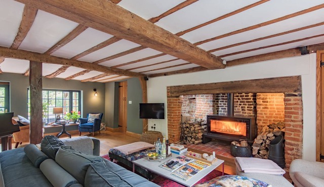 The Vineyard - farmhouse with pool that sleeps 16 guests in 5 bedrooms