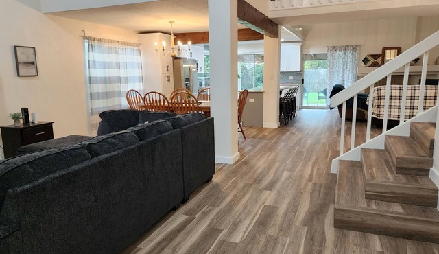 The Vintage Cozy Bungalow Tranquil 3-bedroom House in Tomball AC Near Everything