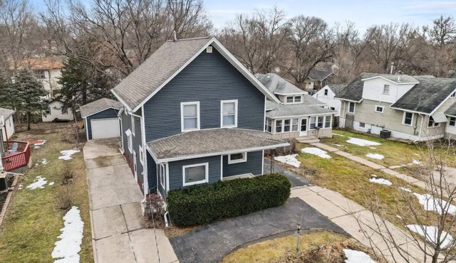 The Vintage Haven. A cozy home 5 mins from Downtown Des Moines. Pet-Friendly