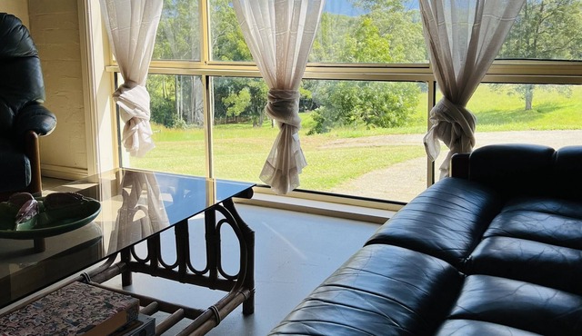 The Vintage Nook - stones throw from town breathtaking views of the mountains.