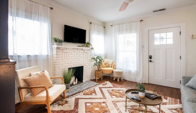 The Vinyl - Near UAB & DT - Full of charm and eclectic decor w/front porch and fire table