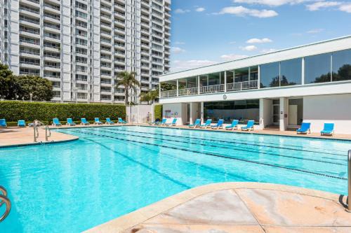 The violet-Santa Monica highrise beach front&view