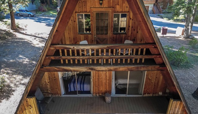 The Virginian – Charming A-Frame Cabin for 8, Close to Lake, Skiing, & More!