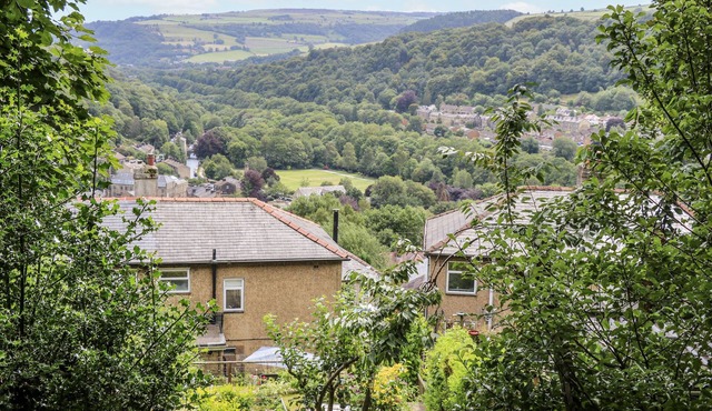 THE VISTA, family friendly, with a garden in Hebden Bridge