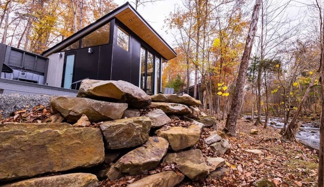 The Vista Glass Cabin at Four Fillies Lodge w/Hot Tub