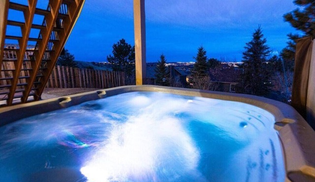 The Vista House · 4/BR, Sleeps 10, Hot Tub, Air Hockey & Gorgeous Views!