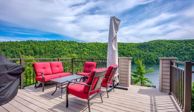 The Vista - Magnificent waterfront beach & hot tub