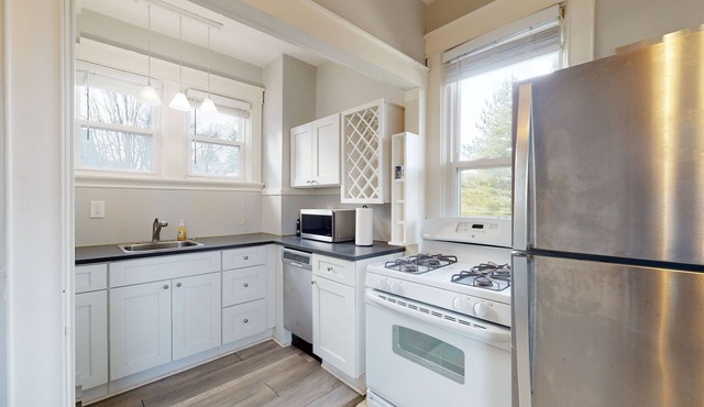 The Vista View Villa 2 - Charming Retreat for 4! 10 Min to Downtown