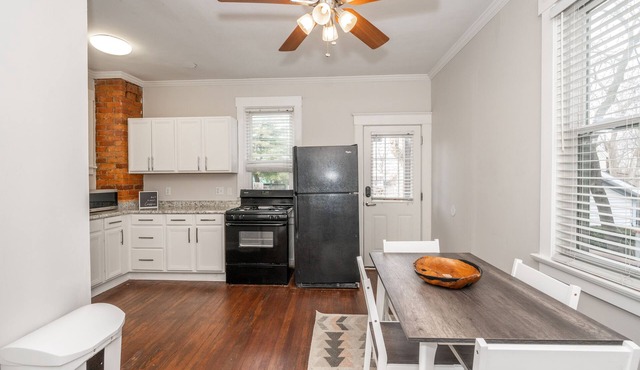 The Vista View Villa 1 – Amazing Getaway for 2! 10 Min to Downtown