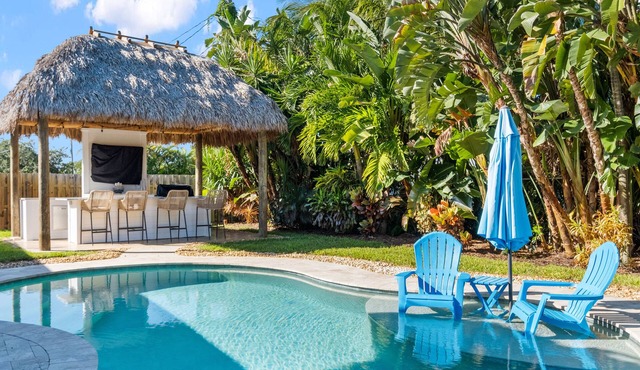 The W House Jupiter- Minutes from the beach! Heated Pool and Tiki Hut