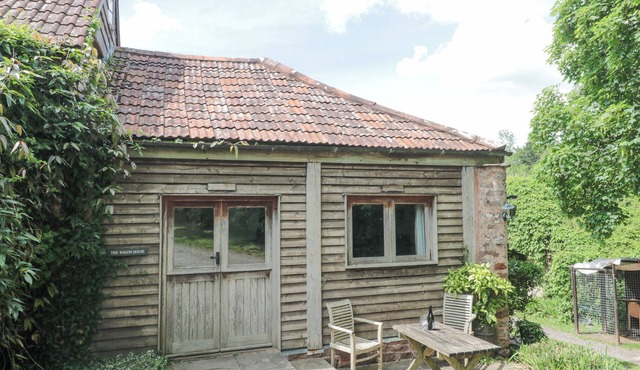 THE WAGON HOUSE, pet friendly, with a garden in Bicknoller
