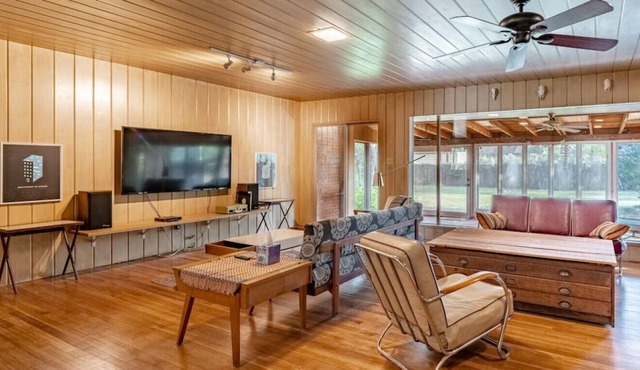 The Wahlberger - 3BR/2BA - Mid Mod Near Texas Tech