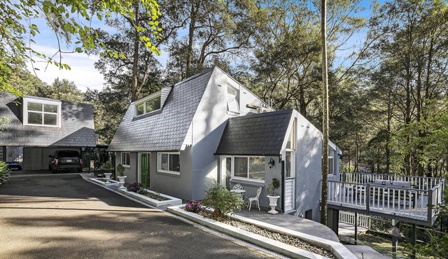 The Wahroonga Oasis (ISYD) - A Unique 4 Bedroom Oasis Retreat with office space that can converted be self-contained studio with bathroom and kitchen