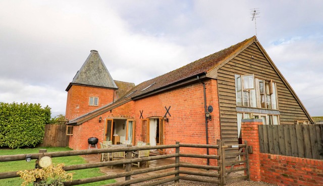 THE WAINHOUSE, pet friendly, with hot tub in Tenbury Wells