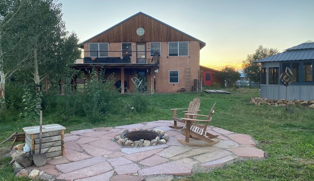 The Walden House; cozy strawbale 3-bedroom home with fitness room & Hot Tub.
