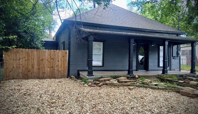 The Wander Inn: 2 Bed-2 Bath Bungalow Recently Renovated, Walk to Downtown