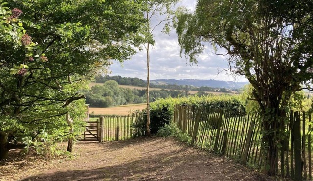 The Warm Hearth: The Hayloft, Romantic Getaway With hot tub in a Magical Dome