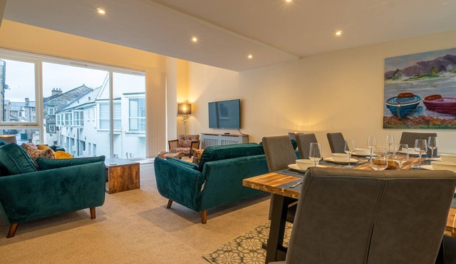 The Warren - 4-bedroom town-centre duplex apartment