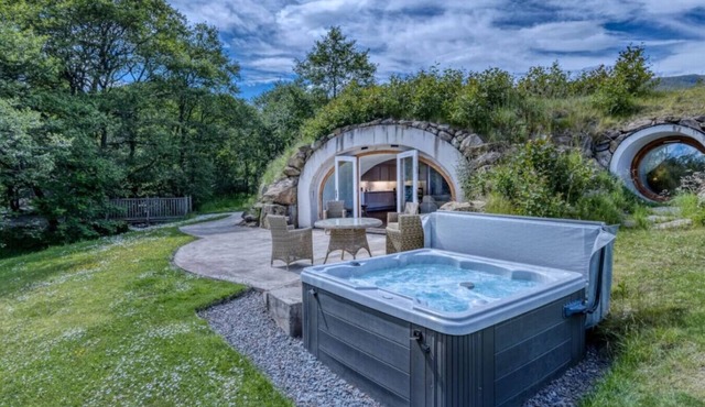 The Warren - Hobbit House & Hot Tub at Loch Tay