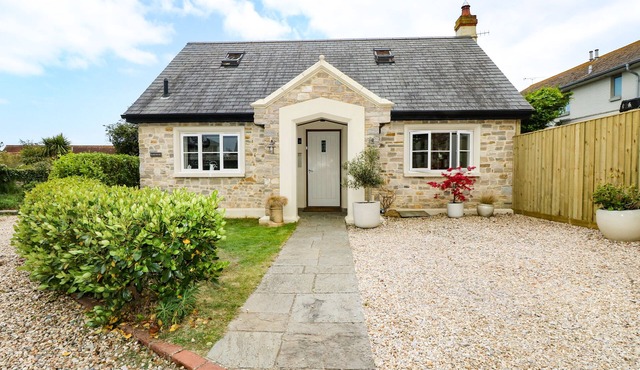 THE WASH HOUSE, family friendly, with open fire in Bembridge