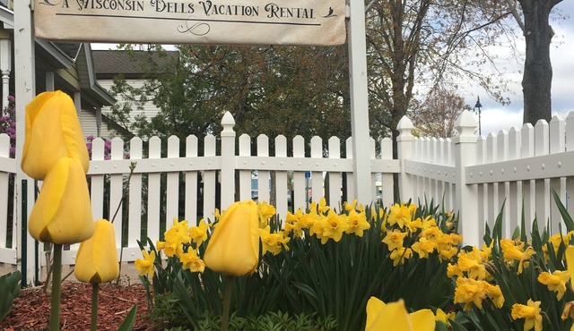 THE WASHINGTON HOUSE - A 4-Bedroom Home 1 Block from Downtown Wisconsin Dells